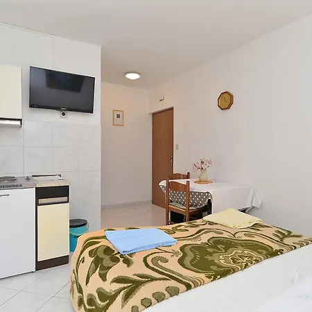 Apartment 828