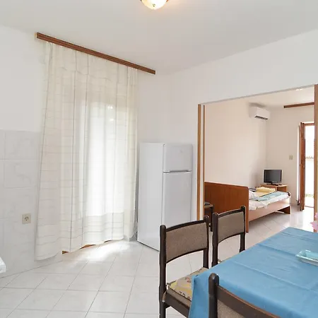 Apartment 828